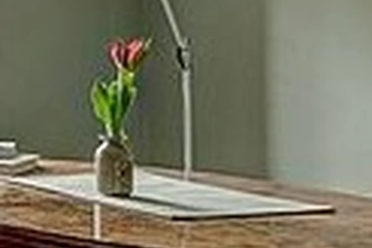 Stehleuchte neben leerem Stuhl ohne Personen
